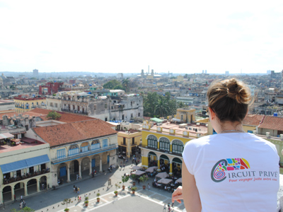 Vue sur la Plaza Vieja de La Havane depuis la terrasse de la Camera Obscura