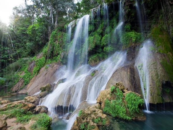Voyage chez l'habitant à Cuba baignade dans les cascades soroa cuba