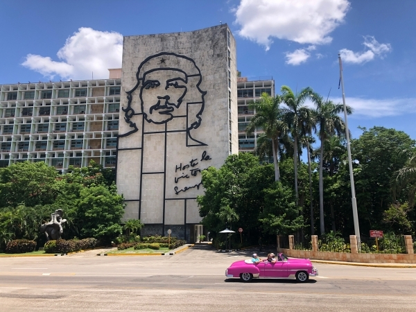Voyage chez l'habitant à Cuba place de la révolution