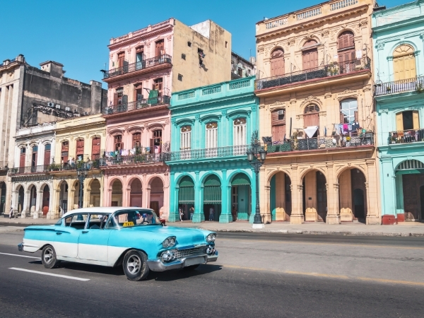 Voyage chez l'habitant à Cuba balade sur le malecon en vieille americaine
