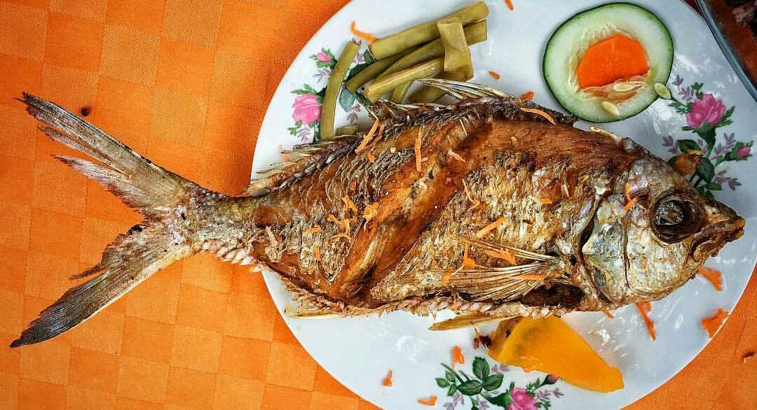 Plat typique à base de poisson chez l'habitant à Cuba